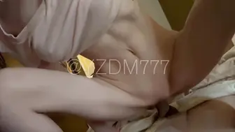 一只顶美激情被无套猛干，干到高潮喷水内射
