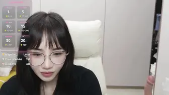 眼镜女学生M字腿自慰爽到翻白眼喷